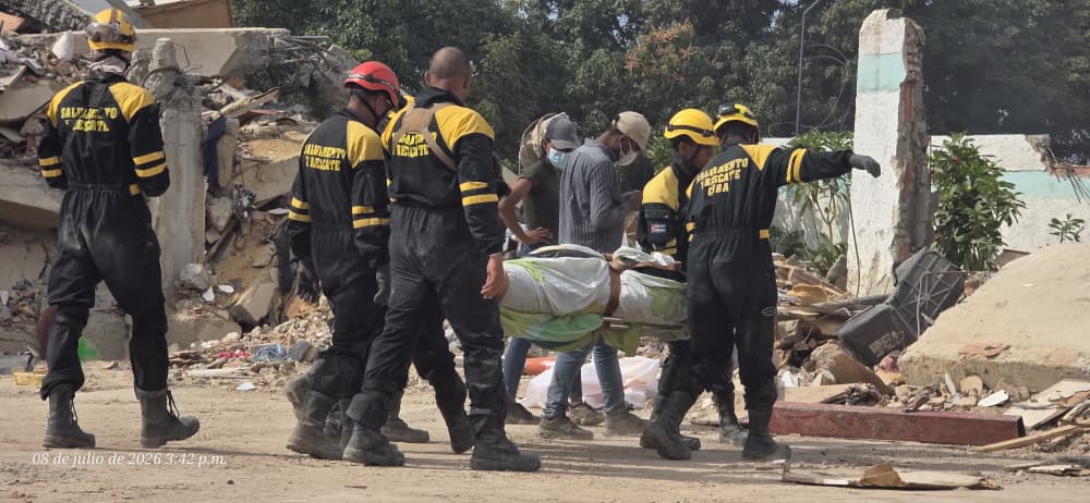 cubacooperaven's tweet photo. Nuestra Brigada de Rescate y Salvamento realiza labores de recuperación en las zonas afectadas. Coordinamos estrechamente con Medicina Legal para la identificación y entrega digna a los familiares, actuando con el máximo respeto y profesionalismo. #CubaCoopera #Solidaridad 🇨🇺🇻🇪 https://t.co/Zi0lsePykh