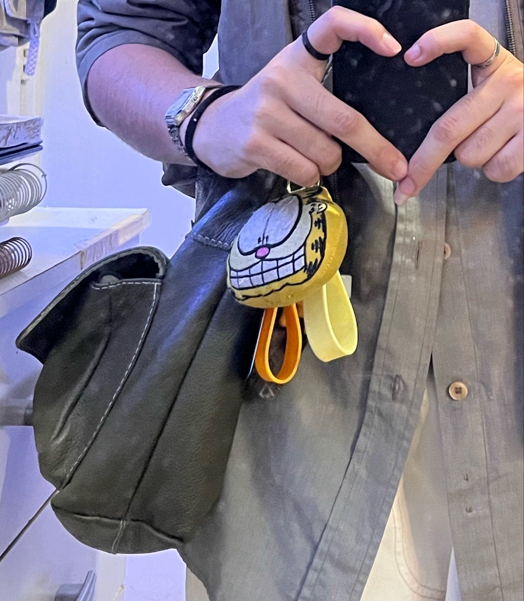 bmthudcon's tweet photo. #MatchingBags #Besties #Us https://t.co/Kca71bdGvN