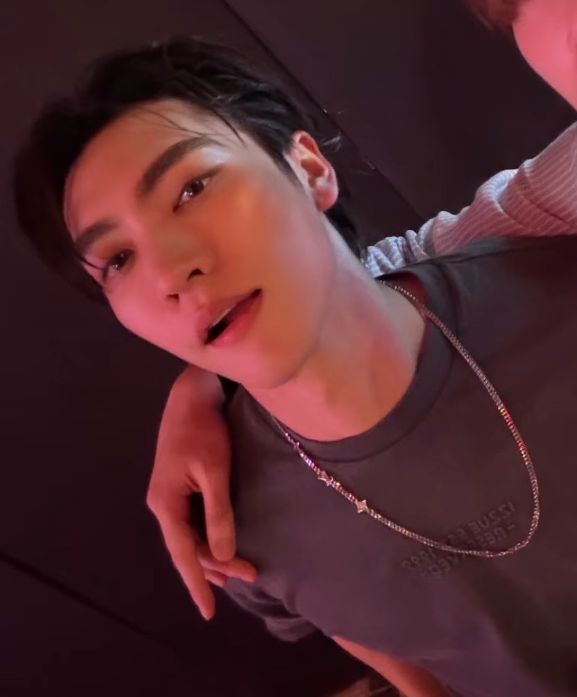 dearvbsseul's tweet photo. so glad for these birthday wishes boss received because we got the most insane boyfriend looks from him omg https://t.co/haJEOtvihS