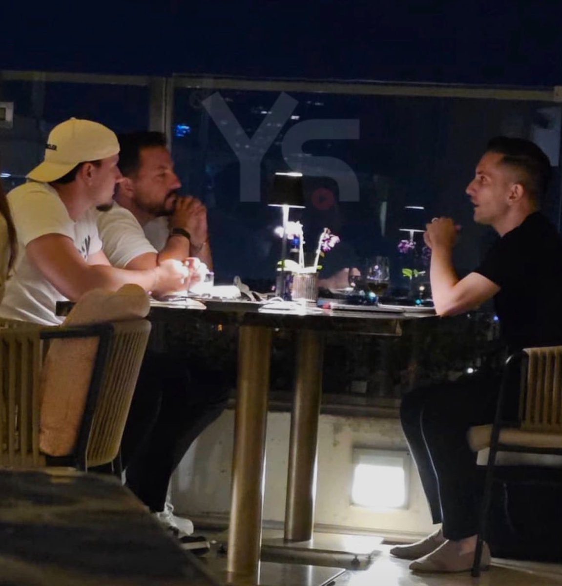 DailyAFC's tweet photo. Exclusive from @yagosabuncuoglu:

Leandro Trossard's representative and lawyer are in Istanbul to finalize his transfer to Beşiktaş. 📸 🇹🇷 https://t.co/UMUS6rlYEV