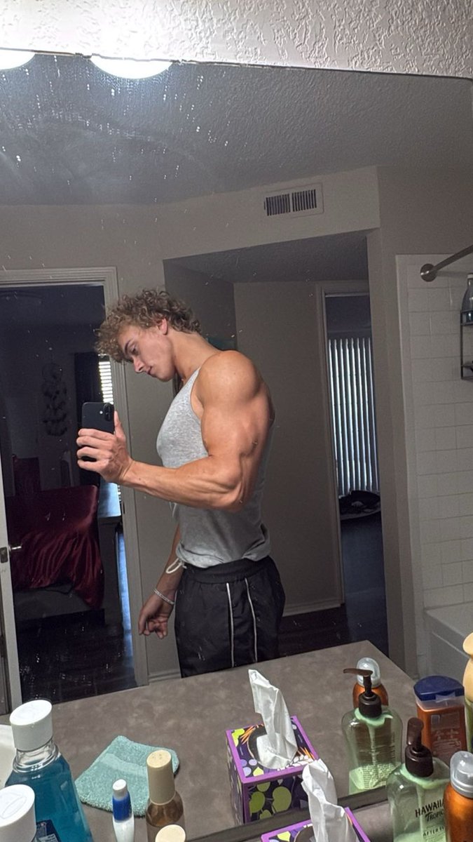 alphashreds04's tweet photo. No pump 🫪
#arms #gym https://t.co/CUrlRc5f1w