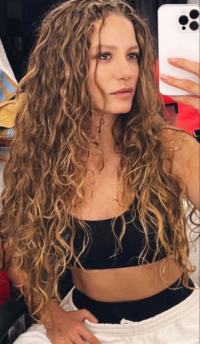 monsetmare's tweet photo. Kızlar aşk istemiyor serenay sarıkaya’nın saçları gibi saçlara sahip olmak istiyor https://t.co/ybobVVjq3i