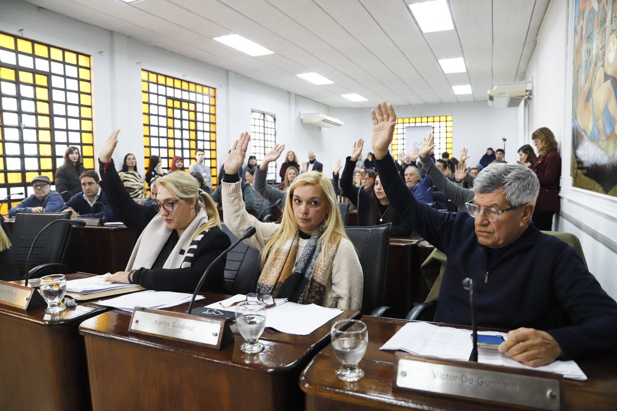 hcdlanus's tweet photo. 🏛 Designación y jura de las nuevas autoridades de la Defensoría del Pueblo de Lanús

Llevamos adelante una Sesión Extraordinaria para la designación y jura de las nuevas autoridades de la Defensoría del Pueblo de Lanús, con la reelección de Facundo Mancebo como titular del organismo autónomo, y Mario Santos Ledesma y Mónica Barraza como defensores del pueblo adjuntos, por un periodo de cuatro años.

Posteriormente, durante la 9° Sesión Ordinaria, el cuerpo aprobó los siguientes expedientes:

☑️ Creación del Observatorio para la Prevención del Suicidio, una iniciativa destinada a generar herramientas de análisis, prevención, concientización y articulación institucional para el abordaje integral de esta problemática.

☑️ Declaración de Interés Legislativo, Cultural y Artístico de la trayectoria del Dúo Folklórico "Los Juárez", integrado por Pablo Nahuel Juárez y Juan Manuel Juárez, en reconocimiento a su invaluable aporte a la difusión de la cultura nacional, su prolífica labor discográfica y su destacada representación en escenarios nacionales e internacionales. 

☑️ Distinción de Vecinos Destacados del Municipio de Lanús a Pablo Nahuel Juárez y Juan Manuel Juárez, en reconocimiento a su trayectoria artística y a su permanente contribución al patrimonio cultural de nuestra ciudad.

☑️ Declaración de Interés Cultural al libro Derivas Sur Urbanas, impulsado por el Colegio de Arquitectos de la Provincia de Buenos Aires, destacando su contribución a la reflexión, el análisis y la construcción de conocimiento sobre el territorio y el desarrollo urbano.

Finalmente, en una nueva Sesión Extraordinaria, el Honorable Concejo Deliberante aprobó:

☑️ La ampliación del Cálculo de Recursos y del Presupuesto General de Gastos 2026, con el objetivo de adecuar las previsiones presupuestarias y garantizar el acompañamiento de las políticas públicas, programas y acciones impulsadas por el Municipio.

#HCDLanús