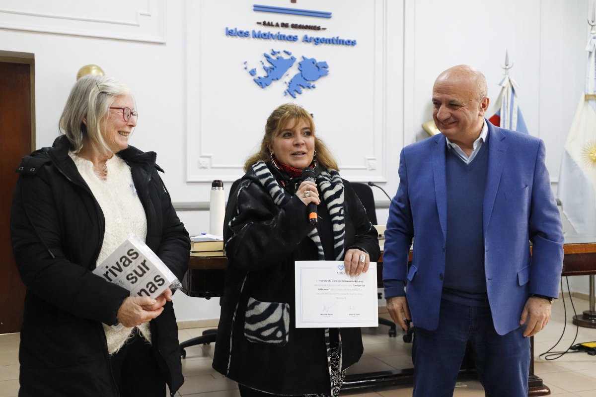 hcdlanus's tweet photo. 🏛 Designación y jura de las nuevas autoridades de la Defensoría del Pueblo de Lanús

Llevamos adelante una Sesión Extraordinaria para la designación y jura de las nuevas autoridades de la Defensoría del Pueblo de Lanús, con la reelección de Facundo Mancebo como titular del organismo autónomo, y Mario Santos Ledesma y Mónica Barraza como defensores del pueblo adjuntos, por un periodo de cuatro años.

Posteriormente, durante la 9° Sesión Ordinaria, el cuerpo aprobó los siguientes expedientes:

☑️ Creación del Observatorio para la Prevención del Suicidio, una iniciativa destinada a generar herramientas de análisis, prevención, concientización y articulación institucional para el abordaje integral de esta problemática.

☑️ Declaración de Interés Legislativo, Cultural y Artístico de la trayectoria del Dúo Folklórico "Los Juárez", integrado por Pablo Nahuel Juárez y Juan Manuel Juárez, en reconocimiento a su invaluable aporte a la difusión de la cultura nacional, su prolífica labor discográfica y su destacada representación en escenarios nacionales e internacionales. 

☑️ Distinción de Vecinos Destacados del Municipio de Lanús a Pablo Nahuel Juárez y Juan Manuel Juárez, en reconocimiento a su trayectoria artística y a su permanente contribución al patrimonio cultural de nuestra ciudad.

☑️ Declaración de Interés Cultural al libro Derivas Sur Urbanas, impulsado por el Colegio de Arquitectos de la Provincia de Buenos Aires, destacando su contribución a la reflexión, el análisis y la construcción de conocimiento sobre el territorio y el desarrollo urbano.

Finalmente, en una nueva Sesión Extraordinaria, el Honorable Concejo Deliberante aprobó:

☑️ La ampliación del Cálculo de Recursos y del Presupuesto General de Gastos 2026, con el objetivo de adecuar las previsiones presupuestarias y garantizar el acompañamiento de las políticas públicas, programas y acciones impulsadas por el Municipio.

#HCDLanús