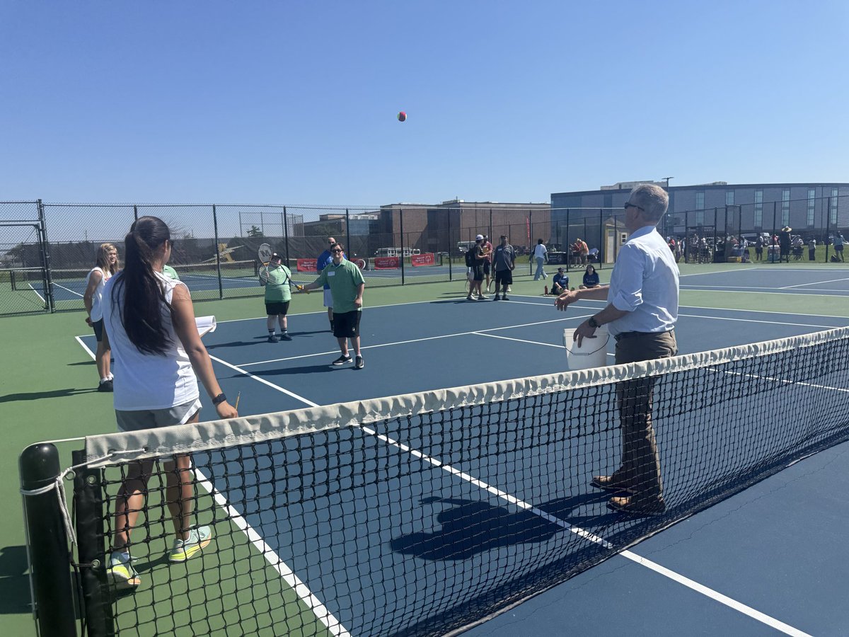 SO_Illinois's tweet photo. Thank you to @RepCasten for joining us at our Region E tennis skills event today! 🎾👏 #ChooseToInclude https://t.co/oG6sLCLZX9