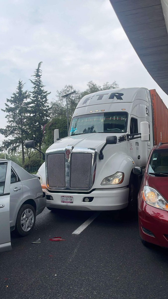 TlalpanVecinos's tweet photo. 🚨⚠️ Precaución en la autopista México-Cuernavaca ⚠️🚨

📍 Se registra un accidente sobre la autopista México-Cuernavaca, a la altura del Colegio Militar.

🚚 De acuerdo con el reporte, un camión de carga impactó a un vehículo y ambas unidades permanecen detenidas, generando afectaciones a la circulación.

🚗 Si transitas por la zona, disminuye la velocidad, maneja con precaución y considera posibles retrasos.

🔄 Información en desarrollo.