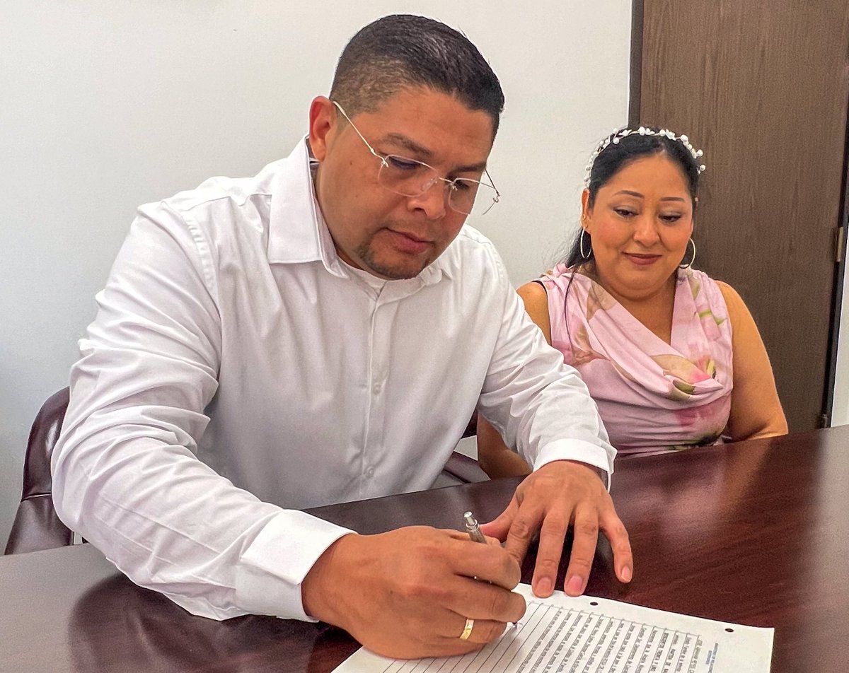 ESAenCalifornia's tweet photo. Es un honor acompañar a la #DiásporaSV en sus momentos especiales. 👰‍♀️💍🤵‍♂️

José Reyes y Karina Alfaro se dieron el “sí” en nuestro consulado en Los Ángeles.

Si tú también quieres contraer matrimonio, llama al Consulado Virtual para más información:
☎️ 1-888-301-1130 https://t.co/DYmBVc2QbG