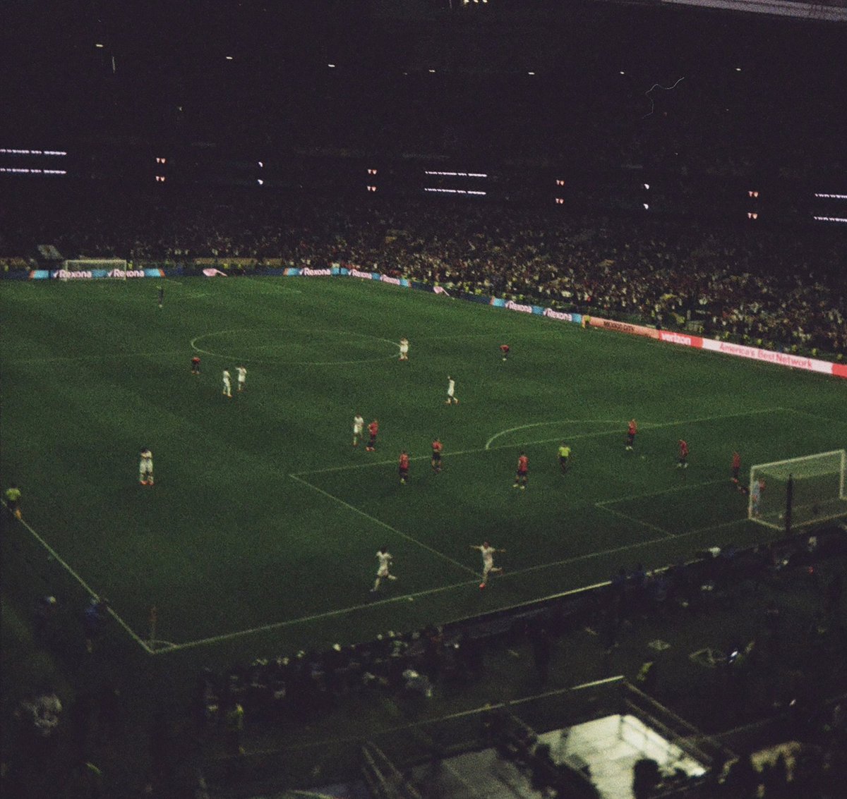 anapau_villa's tweet photo. El momento exacto del gol de Julián Quiñones contra Chequia, por siempre inmortalizado en 35mm desde las gradas del Estadio Azteca 🇲🇽 https://t.co/QEHpicebEC