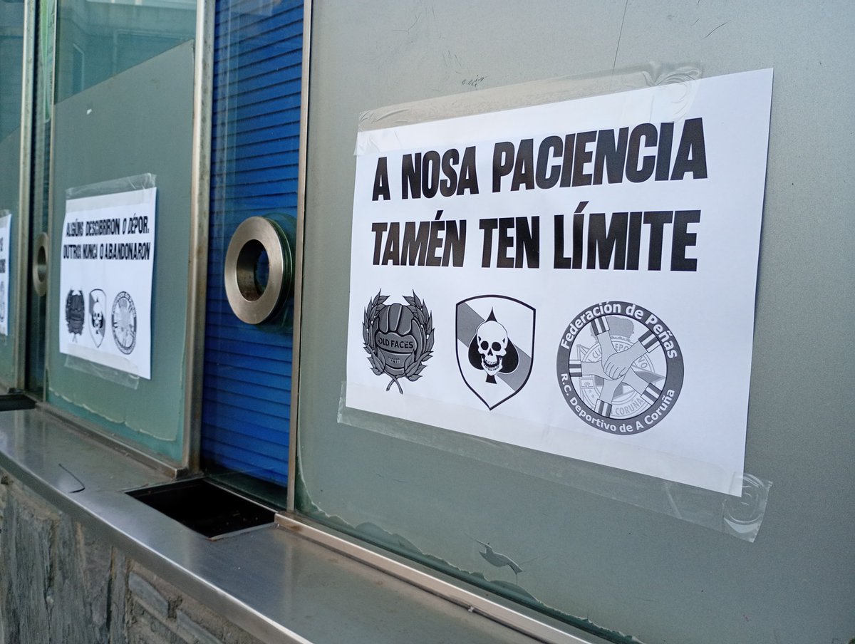 Pontecorvo17's tweet photo. @EloyTP @silcerino Carteles de protesta en las taquillas de Riazor por culpa de los nuevos precios del Dépor. https://t.co/sD5PQJf7N2