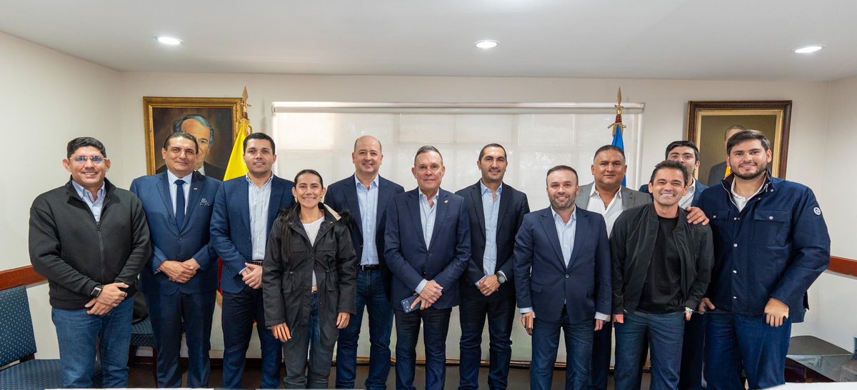 soyconservador's tweet photo. A esta hora se reúnen los compromisarios de las bancadas de Senado y Cámara del Partido Conservador para analizar y definir la hoja de ruta que marcará el trabajo del nuevo Congreso de la República. @EfrainCepeda @davidbarguil @unnortejoven @MarcosDanielPG @NicolasBarguil @apecuello @andres_montes_ @juanlogomezs