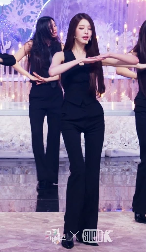 wlforwon's tweet photo. I want thin legs while wearing flared pants 😣 kpop idols always look so good in them https://t.co/S6iQr6BidJ