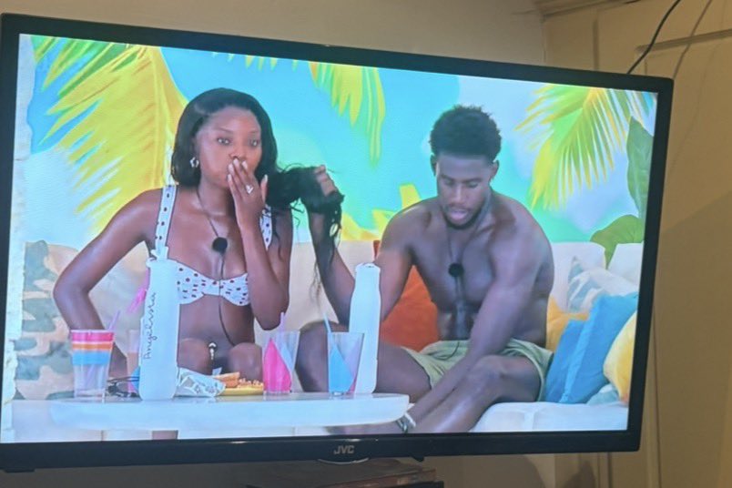 Keke_Jane24's tweet photo. She got this man holding her hair while she eats her breakfast ANGIE PLEASE 😭😭🤣

#loveisland #loveislanduk https://t.co/5aW5D5yb66