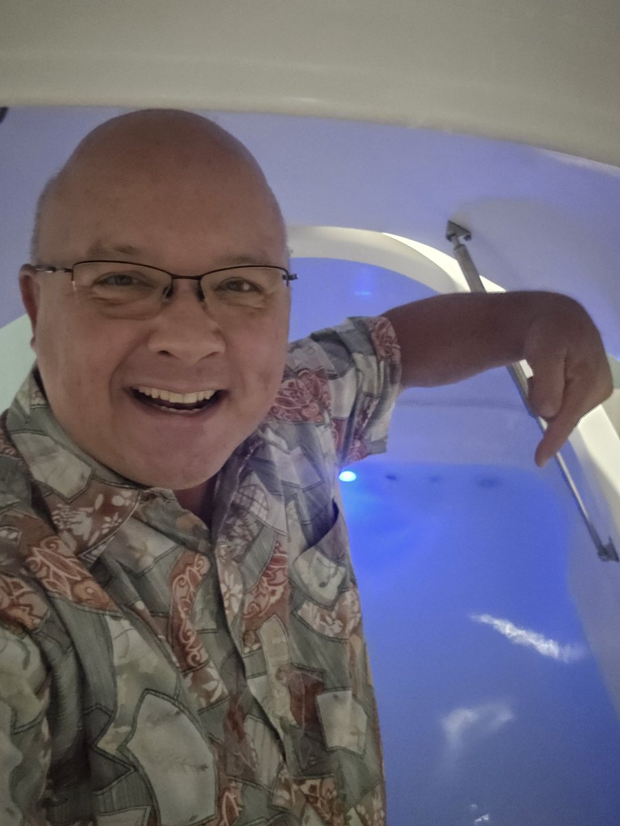 BenBSP's tweet photo. Just floated for an hour!! Amazingly relaxing and feels like being on a cloud!! #TrueRest @truerest Have you ever floated???? https://t.co/fNjy2KSoIg