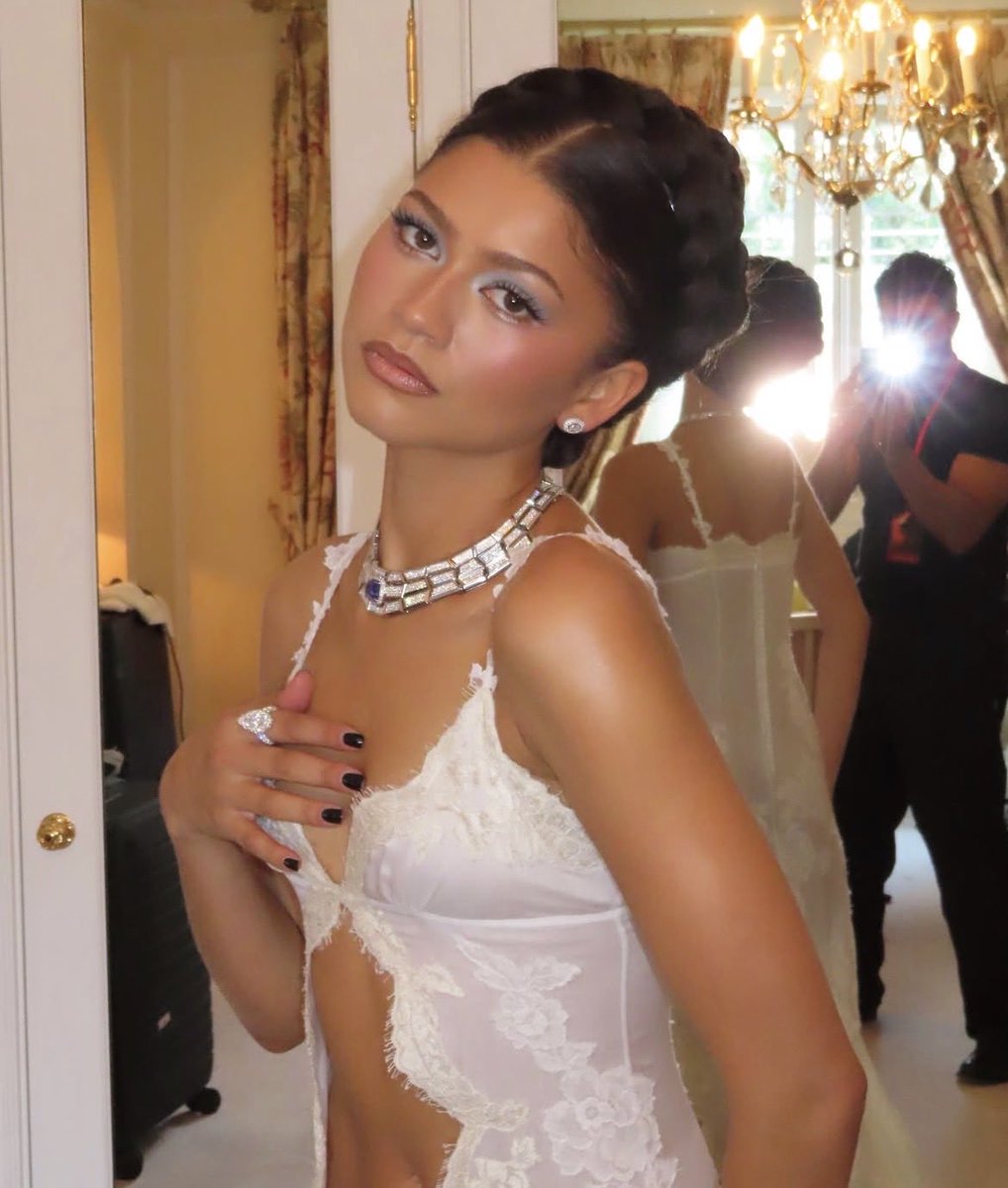 saintdemie's tweet photo. zendaya by her glam team 🪽
makeup by ernesto casillas and hair by coree moreno https://t.co/muNyH04Rj4
