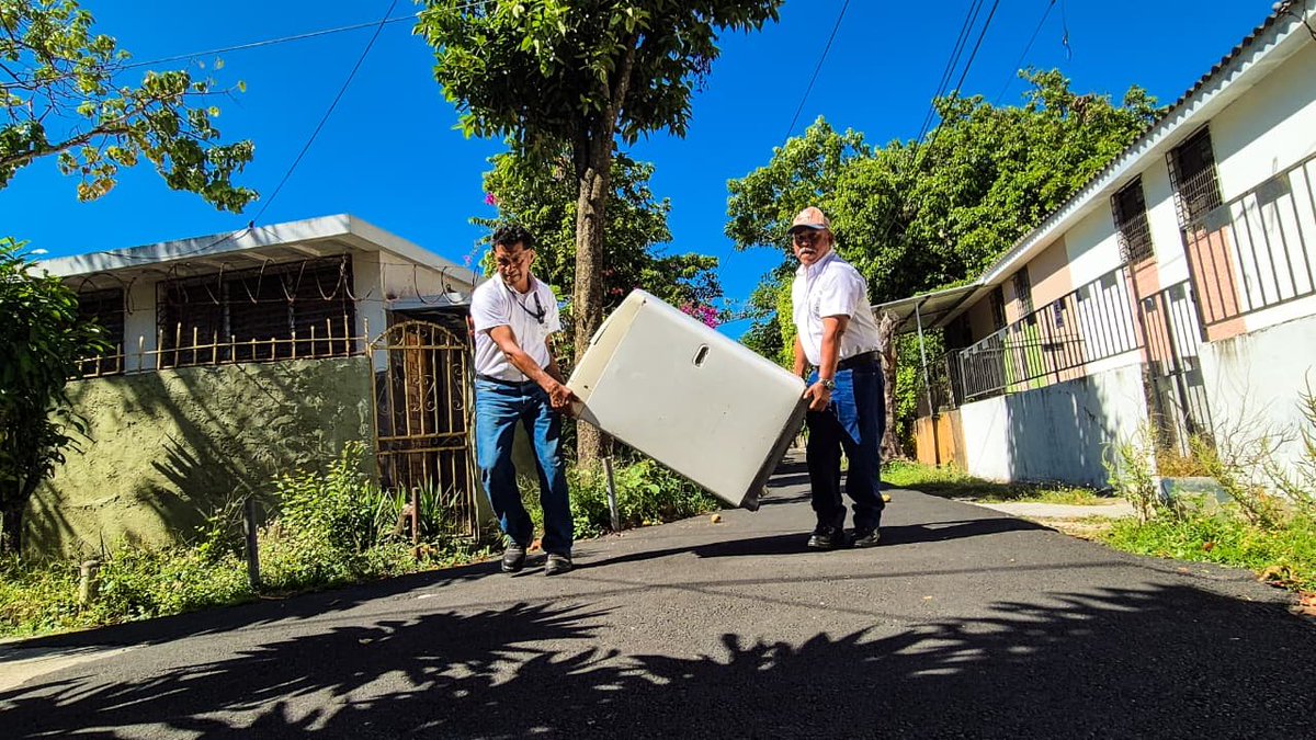 DistritoMuni's tweet photo. La alcaldía de San Salvador Centro benefició a más de 500 familias de la colonia Atlacatl con una jornada de retiro de residuos voluminosos, chapoda mecanizada, fumigación brindando espacios más limpios, ordenados y seguros. https://t.co/z37VbqzcoC