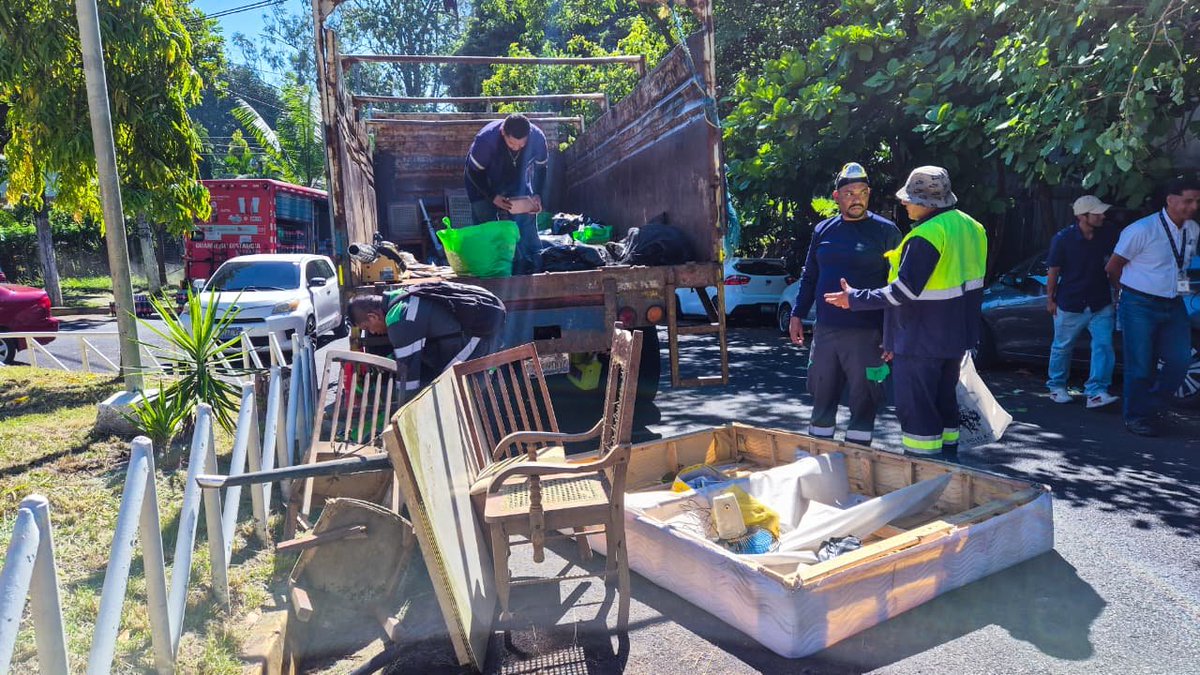 DistritoMuni's tweet photo. La alcaldía de San Salvador Centro benefició a más de 500 familias de la colonia Atlacatl con una jornada de retiro de residuos voluminosos, chapoda mecanizada, fumigación brindando espacios más limpios, ordenados y seguros. https://t.co/z37VbqzcoC