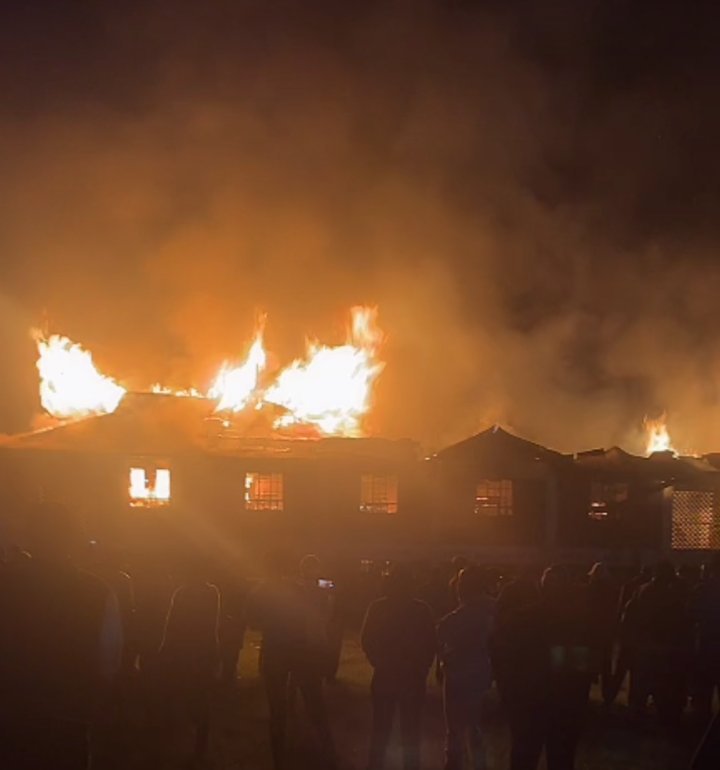Dek_oo_'s tweet photo. Tenwek Bois Annex dorrm is down, 
I'm told fire fighters  hizo gari Barchok the governor alienda kuspray nayo shamba yake pale Narok,gari ilifika but hakuna maji
Better good students are safe https://t.co/BodlJYz6WY