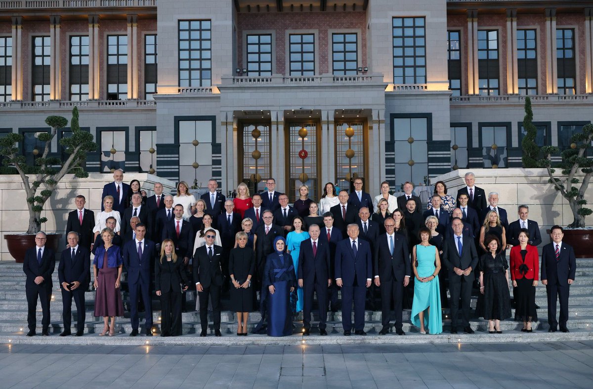 KayaZeydin's tweet photo. Küresel merkez TÜRKİYE.
Küresel lider @RTErdogan. 

Türkiye Yüzyılı vizyonuyla; 
güçlü diplomasi, 
güçlü irade, 
güçlü TÜRKİYE.🇹🇷 

@RTErdogan
@Akparti
@abuyukgumus
@MustafaAlkayis
@byildiz63 https://t.co/3Oal9X3RWG