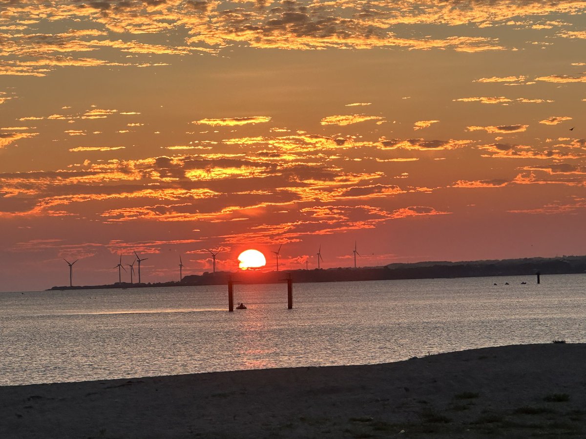 mitusatomiyuki's tweet photo. おはようございます☀
日野川河口、日本海の日の出☀️😊
2026.7.9 https://t.co/LeXpPcvt7J