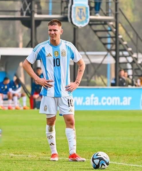 Tobs_fc's tweet photo. Di Maria played for Argentina for 22 years but never got to wear the number 10 shirt. How did this boy get access to it? https://t.co/Ly81lTLBLo