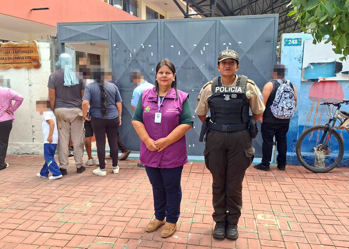 CGGalapagos's tweet photo. El Gobierno de #ElNuevoEcuador fortalece la seguridad de la comunidad educativa mediante el programa Escuela Segura. https://t.co/M9WQZ4v344