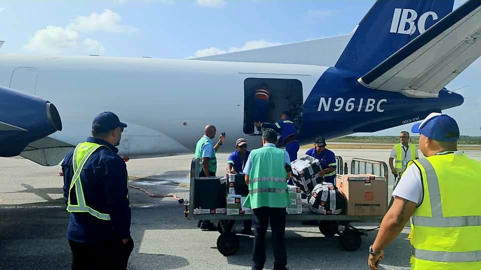 rlicea_mojena's tweet photo. Aterrizó el primer vuelo. La #IslaDeLaJuventud ya está conectada. Hoy, 8 de julio, el vuelo inaugural de carga tocó suelo pinero. No es solo un hito aéreo: es el nacimiento de un corredor logístico completo, con frecuencia semanal asegurada hacia territorio pinero #SentirPinero https://t.co/5f76wrOH5A