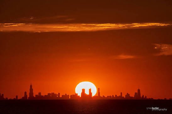 north0fnorth's tweet photo. please i am begging people to stop reposting the shitty ai upscaled version of this view over pictures of it taken by actual photographers (lynda myszkowski, angie mcmonigal, barry butler, rafi wilkinson)

the skyline is so much more grandiose than the ai version makes it seem! https://t.co/mh0DYonNaI