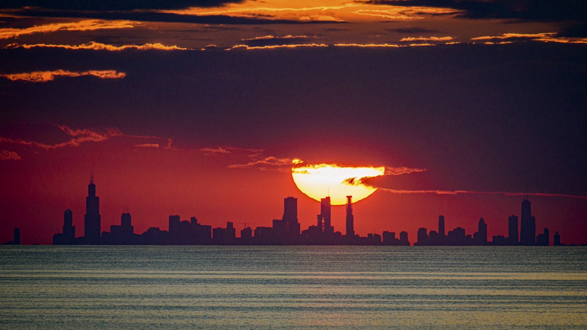 north0fnorth's tweet photo. please i am begging people to stop reposting the shitty ai upscaled version of this view over pictures of it taken by actual photographers (lynda myszkowski, angie mcmonigal, barry butler, rafi wilkinson)

the skyline is so much more grandiose than the ai version makes it seem! https://t.co/mh0DYonNaI