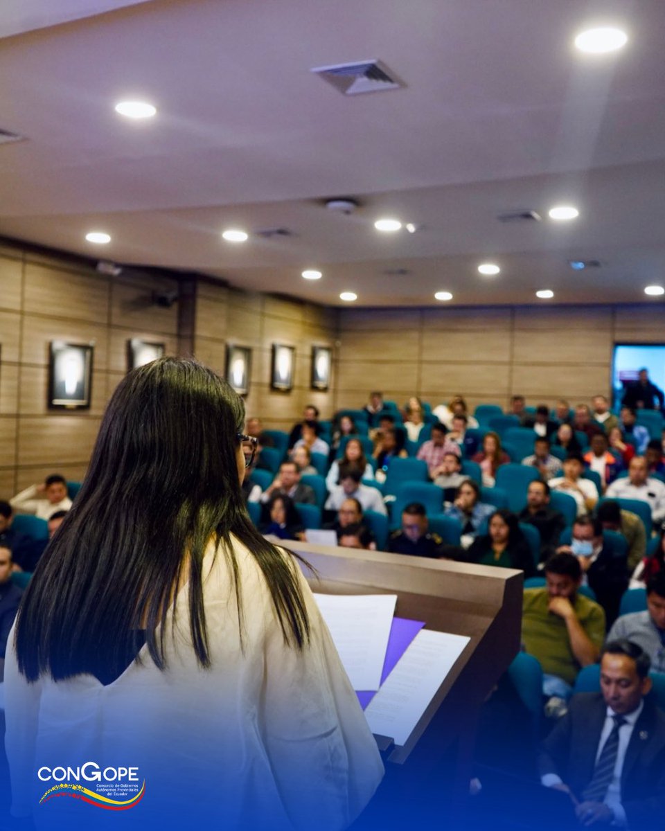 congope_ec's tweet photo. Hoy arrancamos el Taller Nacional en Quito junto a el Prefecto del Guayas Carlos Encalada Villacís, nuestra Directora Ejecutiva María Fernanda Durán, el Viceministro de Seguridad Ciudadana de Ecuador Jorge Johan Quintero y la Subsecretaria General de Gestión de Riesgos de Ecuador Mariana Quispillo. Dos días para compartir experiencias, fortalecer la gestión de riesgos y construir territorios más seguros y resilientes. Gracias a todas las autoridades y prefecturas por su compromiso. 💪🌍 

#GestiónDeRiesgos #SeguridadCiudadana #CONGOPE #GobiernosProvinciales #Ecuador