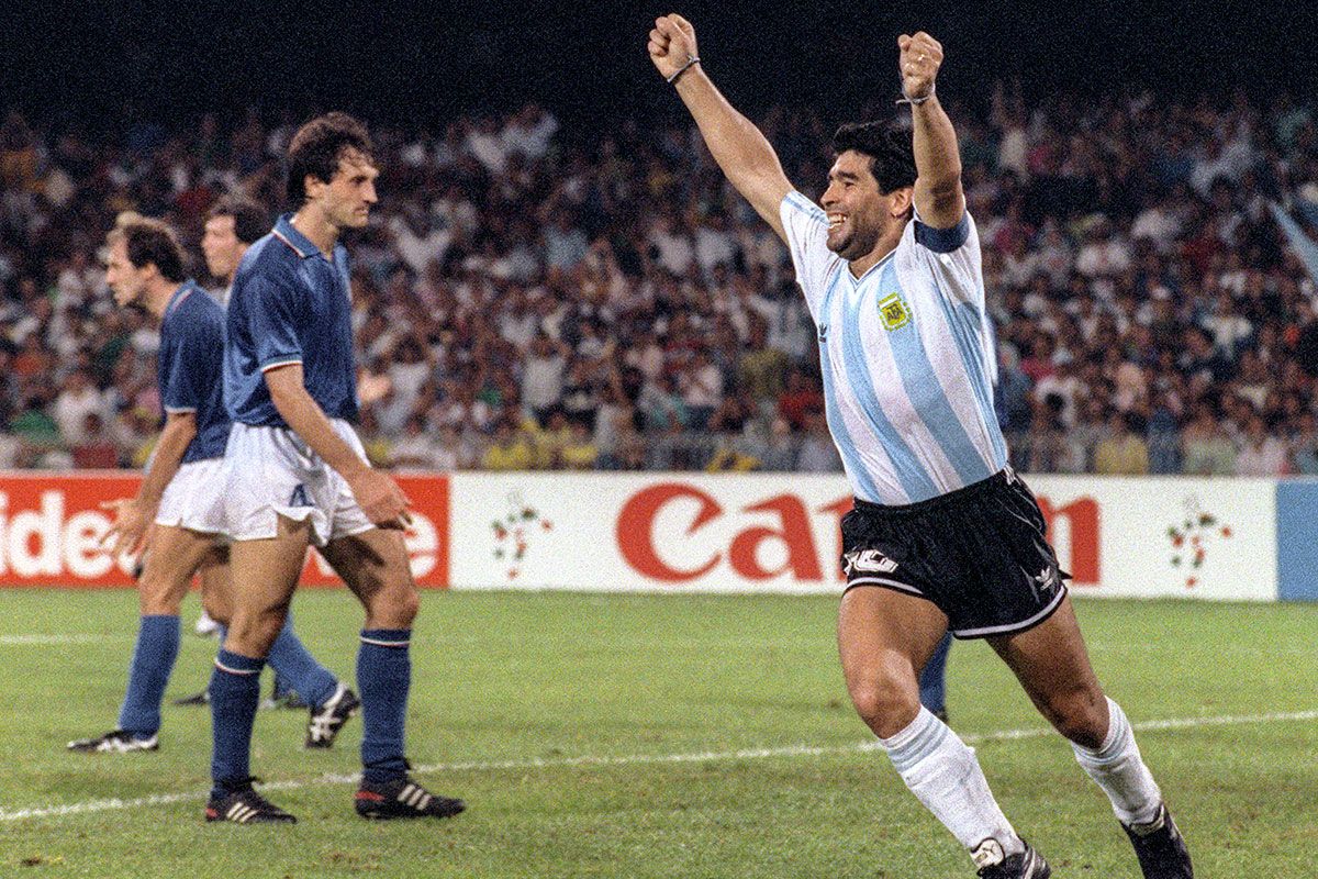 tiempoarg's tweet photo. ⚽ A 40 años de la final de Italia 90: una victoria maradoniana

A la selección de Diego le armaron una emboscada en el Olímpico porque los dueños de la pelota no soportaban que el pibe de Fiorito les arruinara el negocio otra vez. 

✍️ @NahuelDeLima90 | https://t.co/GNP62cZ5rh https://t.co/02O8boCKNI