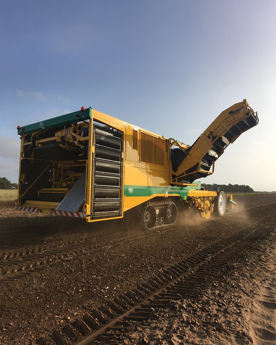OxboCorp's tweet photo. When it comes to harvesting, every detail matters. From gentle crop handling to increased capacity &amp; reliable traction, these features on the AR-4BX are designed to help maximize productivity throughout harvest.
🥔Soft-Pocket Elevator
🥔14-ton bunker
🥔Class Terra Tracs
#oxboisag https://t.co/mJgMz84XkY
