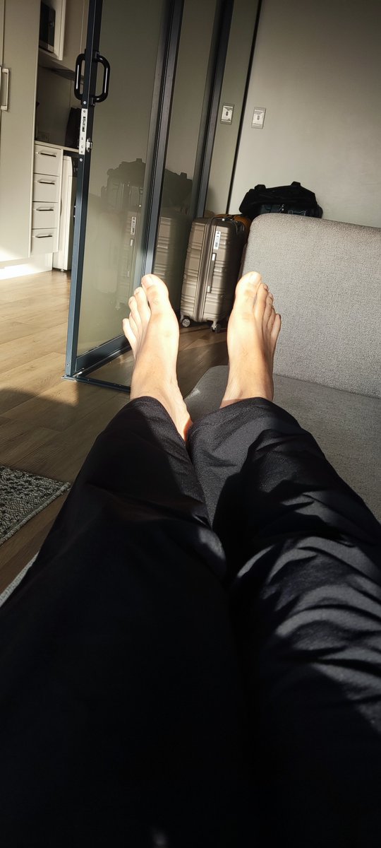 dayaal100's tweet photo. Trying out different angles of my feet https://t.co/DPWVAuNXto