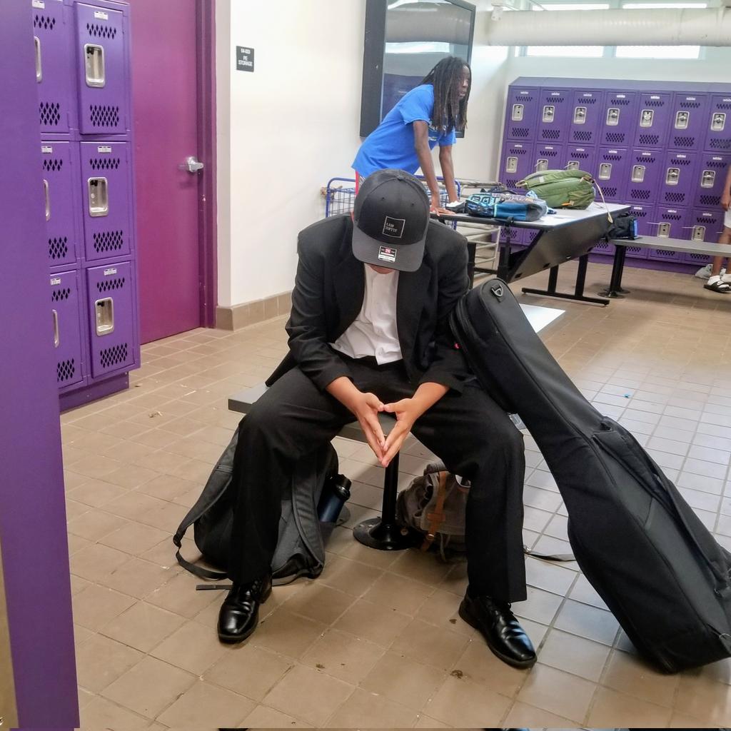 Hisuitear's tweet photo. Throwback to when I was like 14 in one of my last days of middle school and I just did this in the locker room for like no reason whatsoever https://t.co/EbPNUySlwv