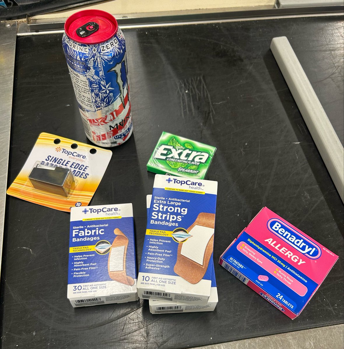 liastrves's tweet photo. What the cashier sees: 
😭😭😭😭
#shtwt #sh #shed #shedtwt #anatw #drugtwt #edrtwt #ana #cutspo https://t.co/oCdlMg2NYP