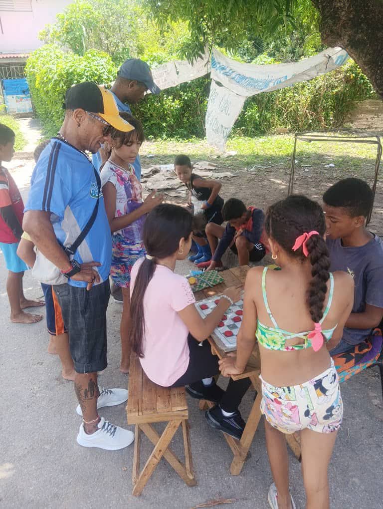 rlicea_mojena's tweet photo. Continúan las actividades del #VeranoConMiGente en la #IslaDeLaJuventud variadas ofertas recreativas, deportivas y culturales, en todas las localidades del territorio pinero, con protagonismo de Cultura, el INDER, Comercio, y las FGNE #LaPatriaSeDefiende #CubaNoEsUnaAmenaza https://t.co/bxDIIEHQMD