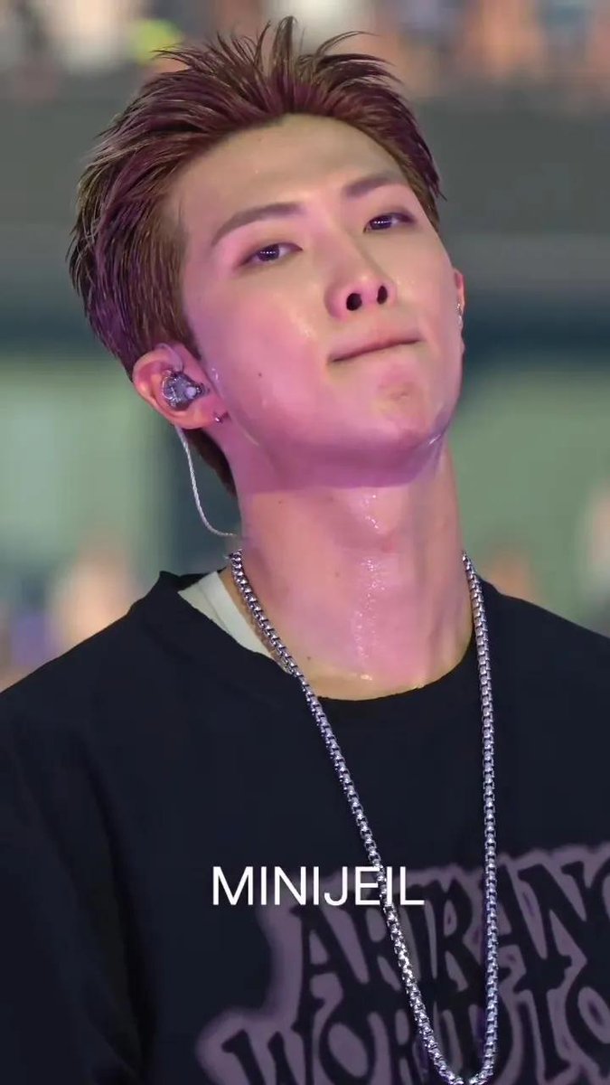 BTStoleMyTidies's tweet photo. WHAT A DAMN BEAUTIFUL MAN YOU'RE KIM NAMJOON AND DROP THAT GUN PLEASE OR JUST END MY KITTY WITH YOUR GUN😭😭😭😭😭🙏🏻 https://t.co/jFBpnjrP89