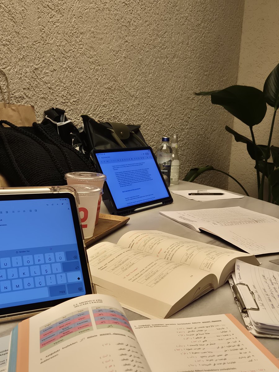 pusulaelifi's tweet photo. Hoca olmanın öğrenci olmaktan daha zor olduğu anlardayız https://t.co/O9pOoCNvIh