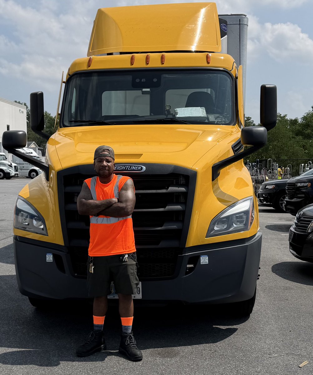 DickGregory's tweet photo. Ya favorite Local Truck Driver 🚛
13yrs on da job 
Whip this bitch like a Corolla 
#ClassA https://t.co/lAj9n2iMau