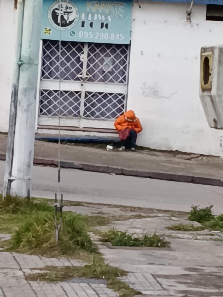 DaniMoraguesuy's tweet photo. Comparto textual 🍊 

Los vecinos de casabo necesitamos difusión,señora de 58 años en situación de calle ,hace 1 semana que nos cansamos de llamar al 911 ,al mides 
Nadie hace nada https://t.co/LlGPwDICEi