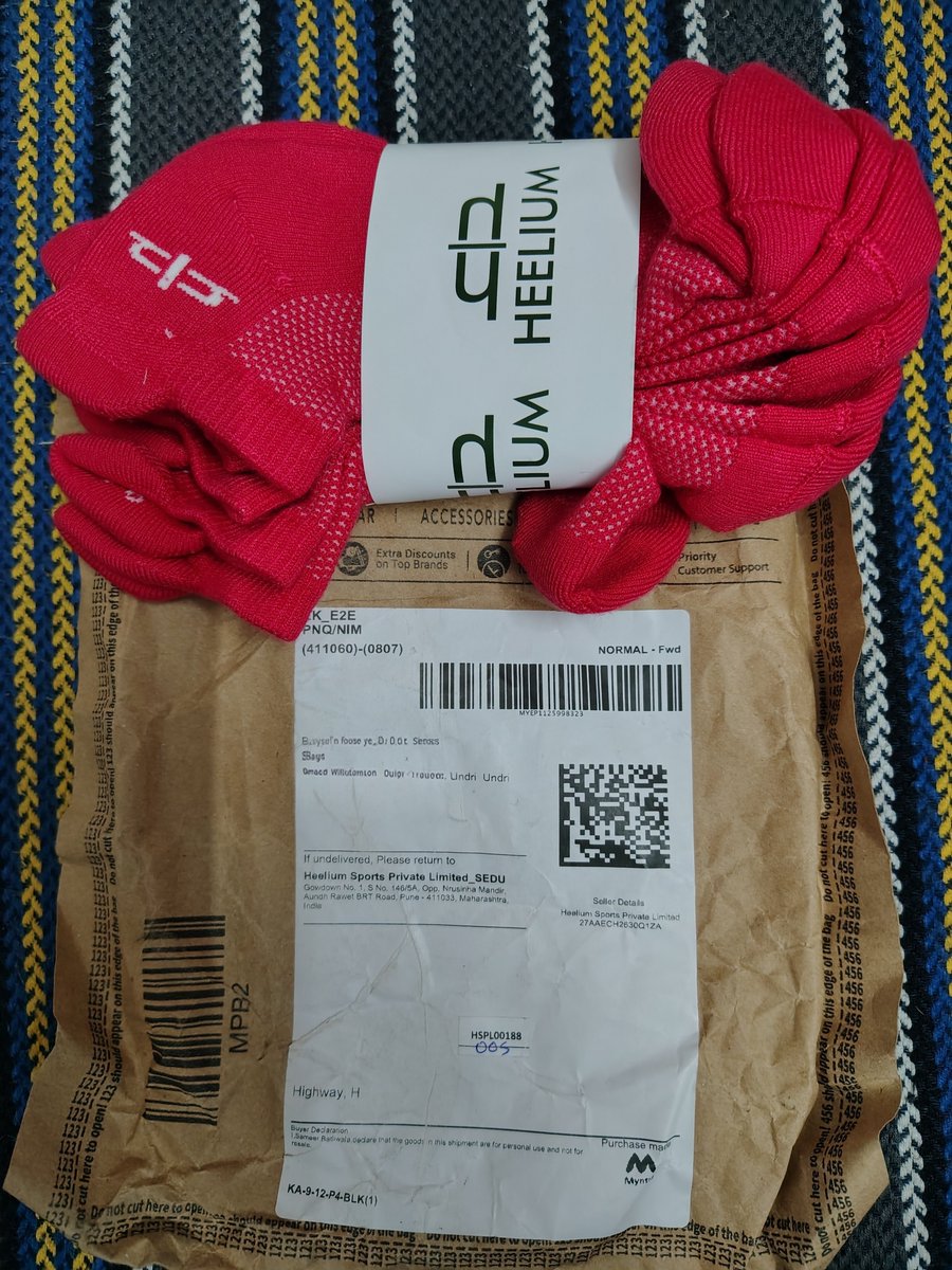 SameerB85339's tweet photo. @MyntraSupport red socks are delivered instead of black &amp; u call the so pathetic customer service they keep on repeating the same thing 10 times even after asking for a supervisor, but they cannot do anything, when asked for the same item to be ordered they say platform fees will be charged https://t.co/C5t5WnsPc2