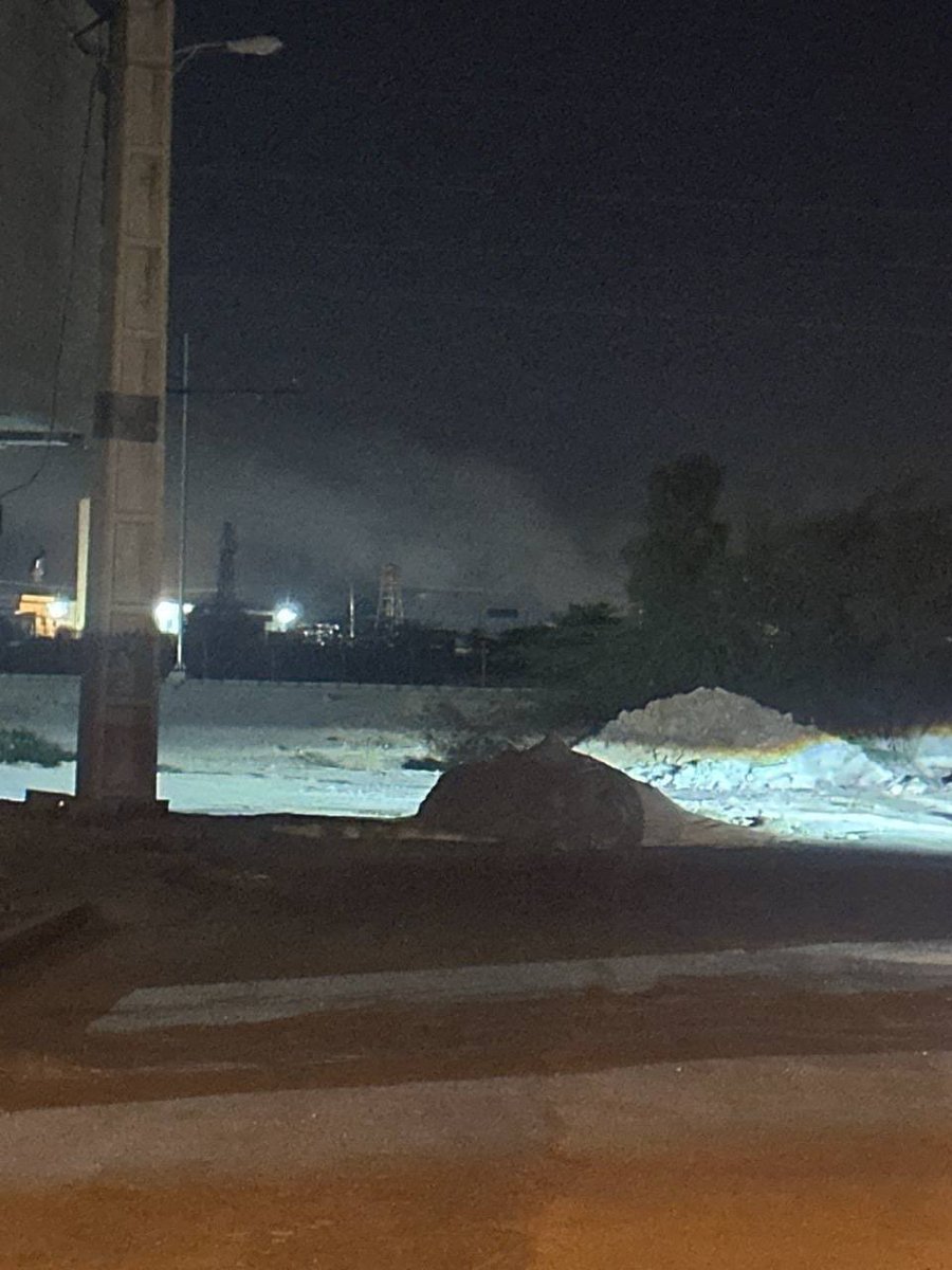 WORKK_SMART's tweet photo. 🚨JUST IN: 

🇺🇸 U.S. airstrikes reported near Bushehr’s coastline, close to key power plant facilities in Iran.🇮🇷 https://t.co/wUGHxAfvGx