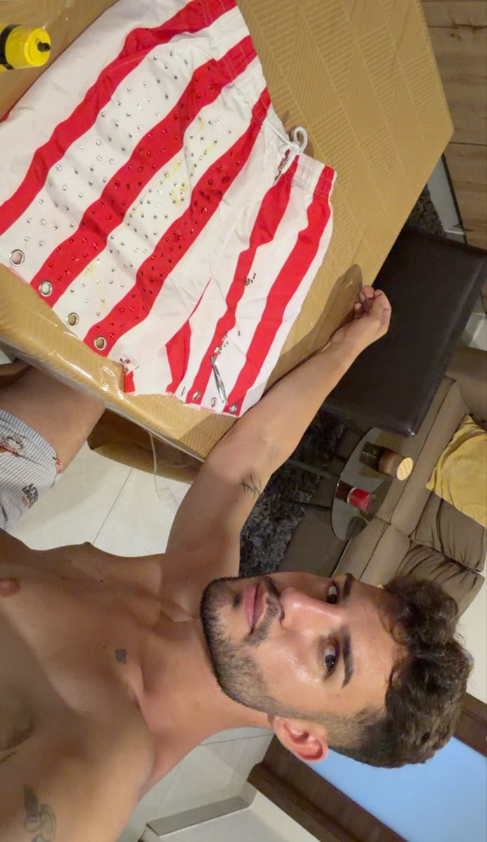 dionysuzz_'s tweet photo. I'm back to making outfits, see you here in Malta @katyperry https://t.co/6m7hwsJaH4