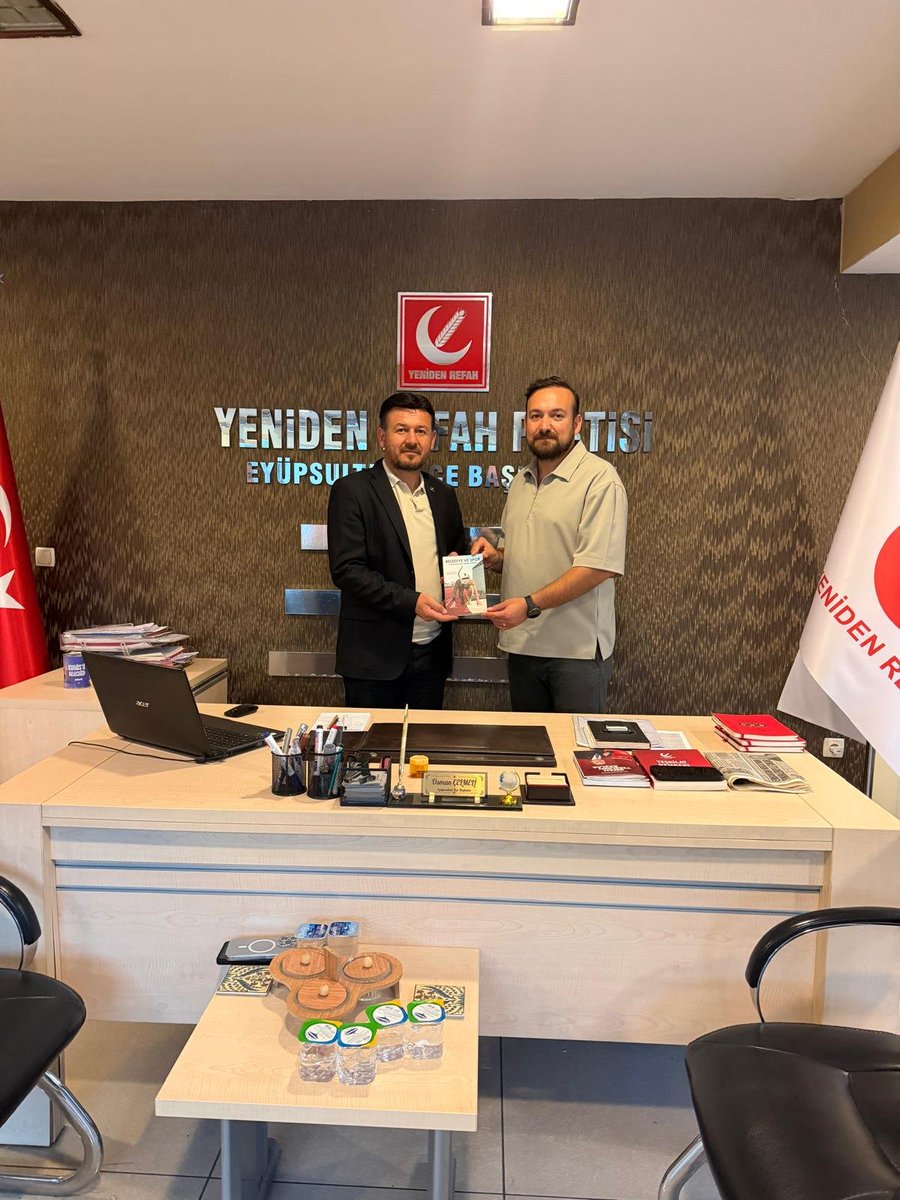 rpeyupsultan's tweet photo. Spor Politikaları Derneği Başkanı Hakan Nergis'i, İlçe Başkanımız Osman Çelmeli'nin nezaretinde İlçe Başkanlığımızda ağırladık.
Nazik ziyaretleri için kendilerine teşekkür ediyor, çalışmalarında başarılar diliyoruz.
 @rprefahpartisi @rpyemretasci @osman_celmelii
@hakannergis_ https://t.co/d3kzOZ38ty