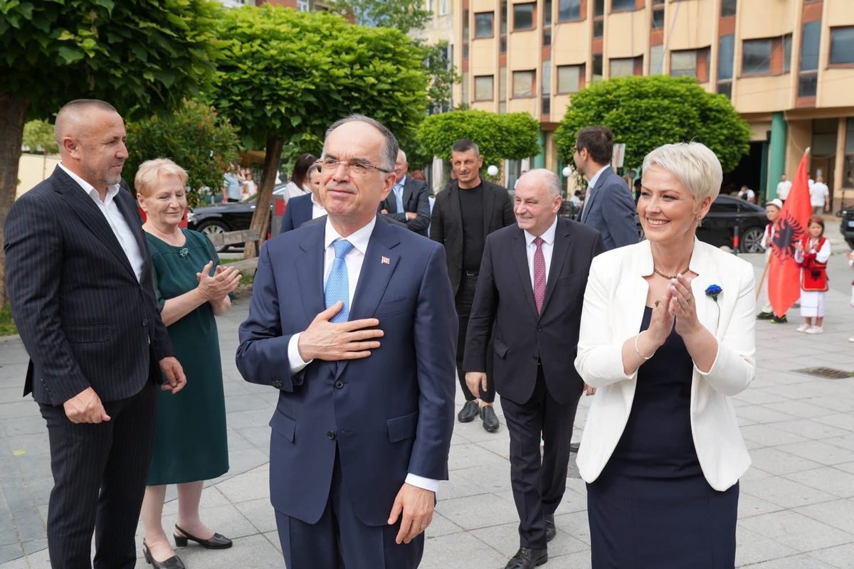 zpshns's tweet photo. The President of 🇦🇱 paid an official visit today to the Presheva Valley.

Discussions focused on addressing the challenges facing Albanians in the valley, strengthening political unity among Albanian representatives, and advancing projects aimed at creating better opportunities for the region’s youth.

Reaffirming Albania’s commitment, the President pledged continued support for efforts to address the concerns of the Albanian community, including fair representation in public institutions, the issue of address passivization, and the protection of the right to use the Albanian language and national symbols.