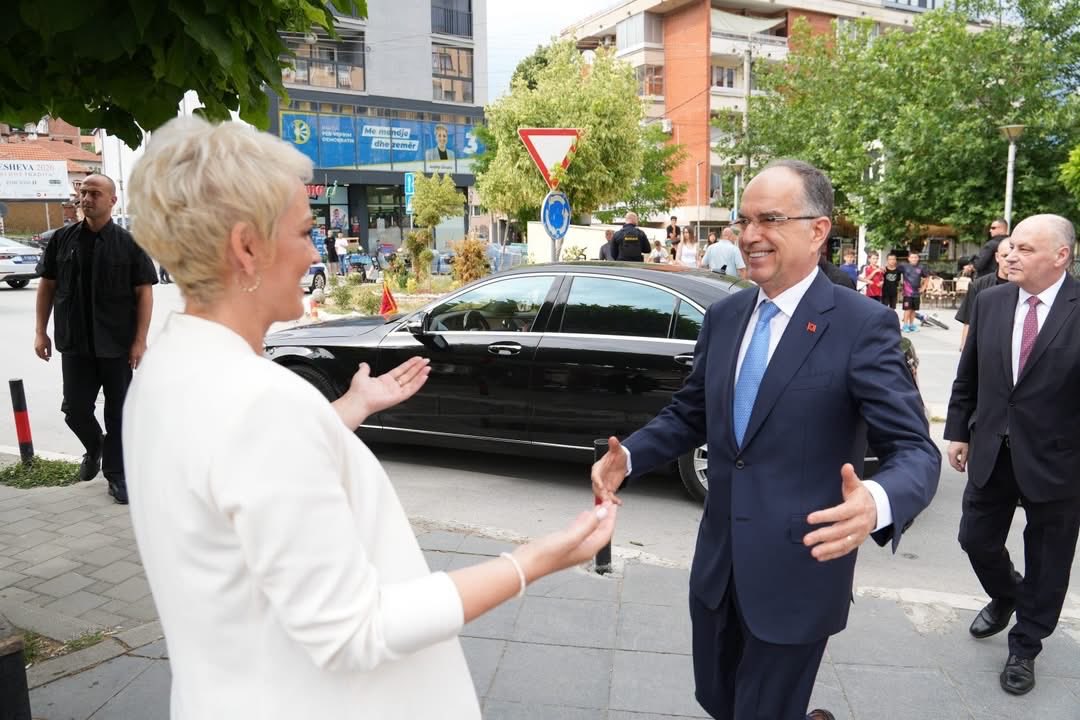 zpshns's tweet photo. The President of 🇦🇱 paid an official visit today to the Presheva Valley.

Discussions focused on addressing the challenges facing Albanians in the valley, strengthening political unity among Albanian representatives, and advancing projects aimed at creating better opportunities for the region’s youth.

Reaffirming Albania’s commitment, the President pledged continued support for efforts to address the concerns of the Albanian community, including fair representation in public institutions, the issue of address passivization, and the protection of the right to use the Albanian language and national symbols.