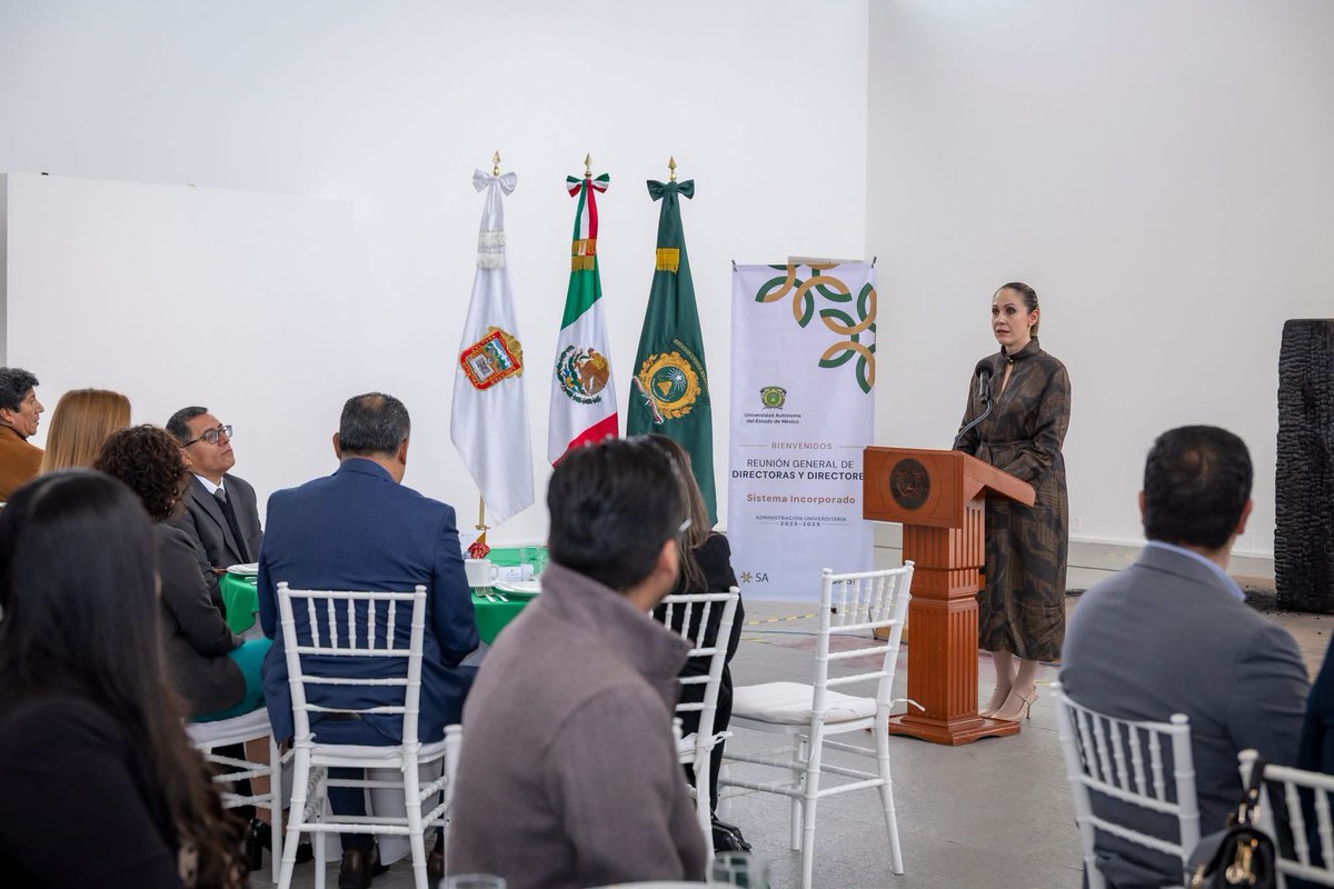 PatyzarzaUaemex's tweet photo. En #tuaeméx impulsamos una educación de excelencia que amplía oportunidades para las y los jóvenes mexiquenses.

Nos reunimos con las y los representantes de las instituciones que integran nuestro Sistema Incorporado, junto con la Secretaría Académica, la Secretaría de Vinculación, Extensión y Promoción de la Empleabilidad, la Secretaría de Ciencia y la Consejería Jurídica Universitaria, para consolidar la colaboración, compartir los proyectos estratégicos de nuestra Universidad e intercambiar experiencias que nos permitan responder, de manera conjunta, a los desafíos actuales de la educación.

Esta es tu Universidad que suma esfuerzos para ampliar las oportunidades educativas y formar ciudadanas y ciudadanos comprometidos con la #TransformaciónUniversitaria. Esta es #tuaeméx.