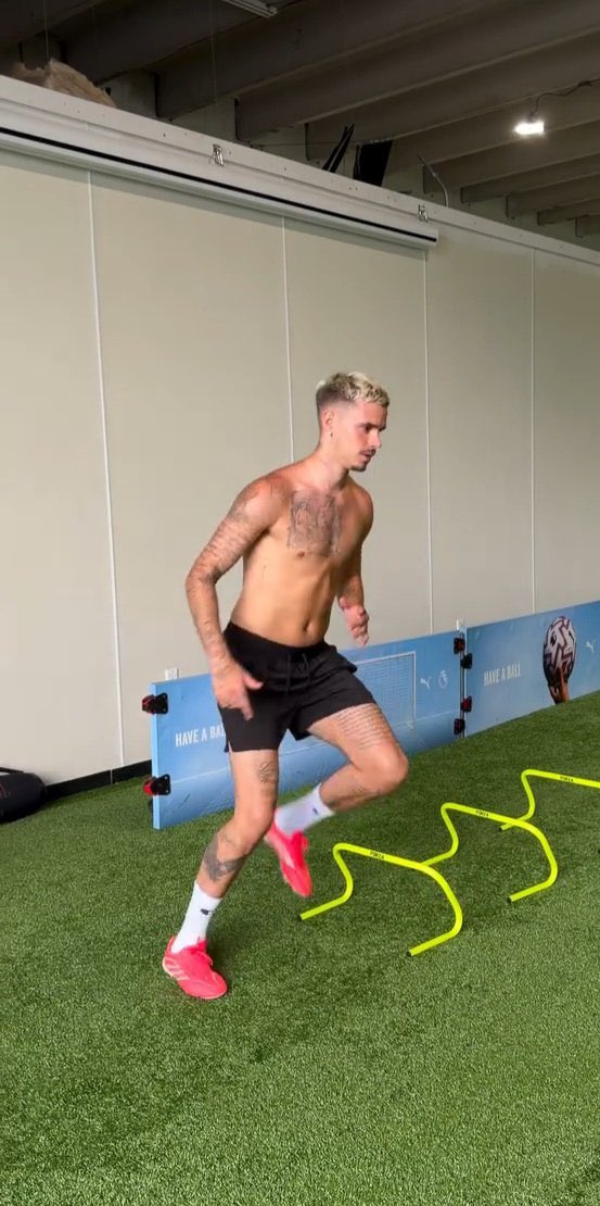 Horny4CelebMen's tweet photo. A sweaty Beckham will always be the hottest kind https://t.co/McTJ2nLqtx