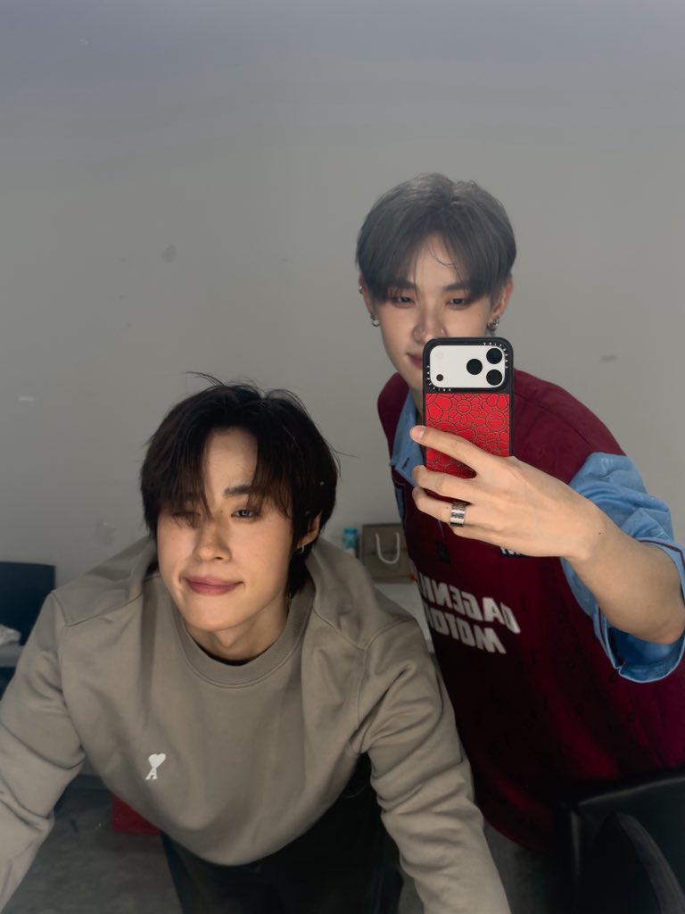 Polikuro's tweet photo. NutHong silly AU - Animal

Zookeeper Nut and disaster-prone Hong. Inspired by the L'Oréal event. 

https://t.co/Kt0N4JIvbX https://t.co/iAQcW2s1Ca