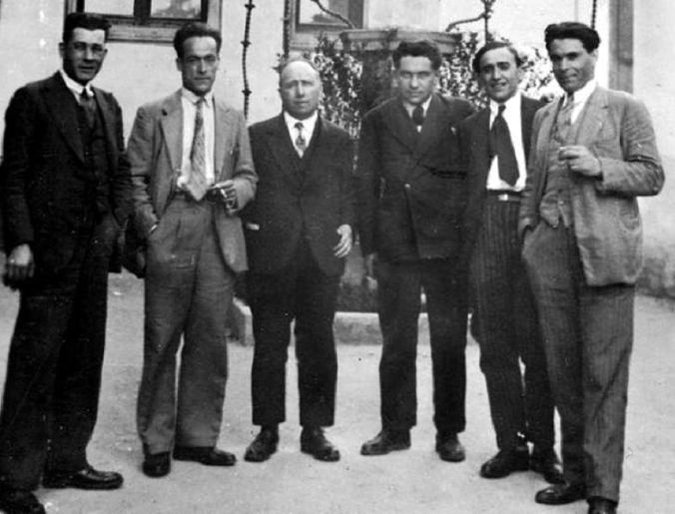 HugCardedeu's tweet photo. Catalunya necessita una sèrie ambientada a principis de segle XX amb Daniel Cardona, germans Badia, Ascaso, Garcia Oliver, Durruti, Seguí, Layret, el pistolerisme, el baixos fons del Paral·lel, els rabassaires, el modernisme, la burgesia...que s'apartin els Peaky Blinders https://t.co/wHtr79hand