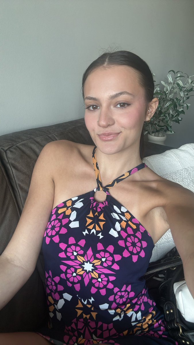 goddessroni1335's tweet photo. Going out for drinks tn who is paying for them? https://t.co/KHiEJLolNy